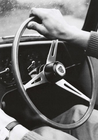 Le volant de la Cortina Lotus aux mains de Jim... Le volant de la Cortina Lotus aux mains de Jim...